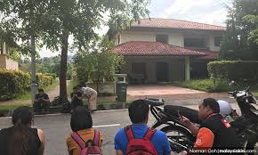 Anak menatu sendiri pecah lubang ko main bomoh.pastu rumah2 kena serbu harta2 dah nk kena sitar! Terkini Polis Serbu Rumah Rahsia Najib Tak Sangka Ini Yang Ditemui Infoje Org
