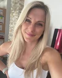 Excuse me again😇but I would just like a sign from you... A little "hello"  🤭👋and that would be enough to brighten my day 😘🙃