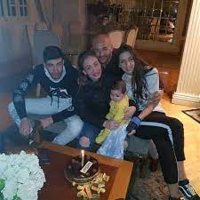 نفت الإعلامية ريهام سعيد أن يكون الهدف من إعلان مرضها هو استعطاف الجمهور او التبشير بالمرض على نفسها بل أن قرار وقف برنامجها جاء بعد مرضها بـ6 أشهر. Ø±ÙŠÙ‡Ø§Ù… Ø³Ø¹ÙŠØ¯ Ù„Ù„Ù…Ø±Ø© Ø§Ù„Ø£ÙˆÙ„Ù‰ ÙÙŠ ØµÙˆØ±Ø© Ù…Ø¹ Ø²ÙˆØ¬Ù‡Ø§ ÙˆØ£ÙˆÙ„Ø§Ø¯Ù‡Ø§ Ø§Ù„Ù…Ø¯ÙŠÙ†Ø© Ù†ÙŠÙˆØ²