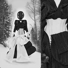 Marcam o início do outono e da primavera. Thom Browne Fall 2021 2022 Paris Runway Magazine Official