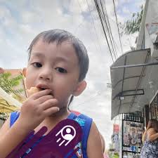 Kaibigan daw pero nung kumukuha ako ng tsitsirya iniipit daliri ko.