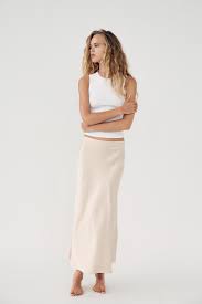 CHÂN VÁY MIDI VẢI RŨ BÓNG - Rượu vang sủi bọt | ZARA Vietnam