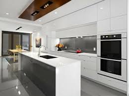 Cuisine Moderne Idee Amenagement Ilot Central Evier Integre Design Moderne Idee Meuble Blan White Modern Kitchen Tiny House Kitchen Contemporary Kitchen Design