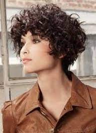 Attacher Ses Cheveux Boucles Ou Frises Avec Des Barrettes Ou Pinces Idees Coiffure Cheveux Courts Cheveux Coiffure