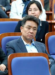 청와대는 4·7 재보궐선거 패배에 대한 쇄신의 일환으로 핵심 참모진을 교체하는 인사를 조만간 할 계획이다. Lzvgm Yhvskwzm