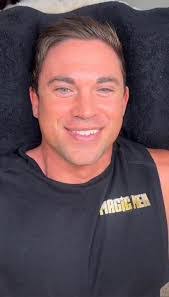 Sean Zink's Instagram, Twitter & Facebook