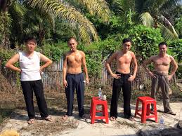 Lian - 706 的阿龙和兄弟在没有收保护费的时候做什么？被导演安排站在一个corner 嗮太阳???? #我们的故事#lltamovie  #longlongtimeago #阿龙#阿虎|