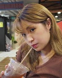 假日只想飲一杯咖啡，拍拍照～閃閃發亮一下✨ 打卡小貼士： 🌟咖啡杯是不錯小道具，可以拿着/自然喝🌟直望鏡頭或側望也不錯#