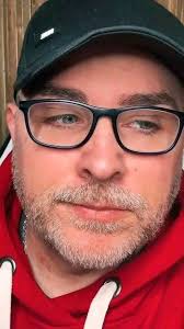 Honey, you're looking at my picture, and you can't even say hi to me  otherwise you don't love me anymore 💔it's me John jirwin,i love you baby  ♥️💖