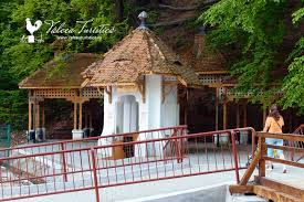 În împrejurimile staţiunii băile govora şi pe meleagurile vâlcene se află peste 300 de monumente istorice şi de artă, de la tezaure neolitice, la vestigii dacice şi romane şi necropole paleocrestine. Statiunea Baile Govora