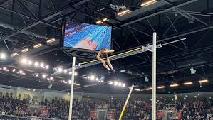 Duplantis (6'17) rompe el récord del mundo de Lavillenie en pértiga
