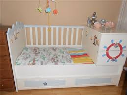 Parmaklıkların olduğu, yani sallanan sepet kısmı ve baş kısımdaki dolap çıkıyor ve yatağa. Buyuye Bilen Bebek Besik Aayrica Yatak Divan Oluyor Kacirmayin Sadece 300 Tl Takasyolu Com Da