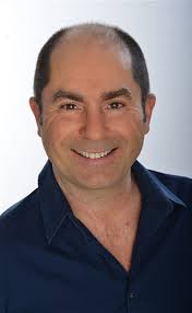 Notre homme est seul en scène et nous vient du midi, ce qui s'entendrait déjà à son accent son principal intérêt dans la vie semble être les femmes et, plus prosaïquement, la sienne. Pujol Yves Cine Passion 34