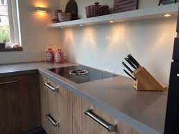 witte glazen achterwand geplaatst in een houten keuken met een grijs blad keukenglas backsplash splashback kitchenid keuken achterwand keuken houten keuken