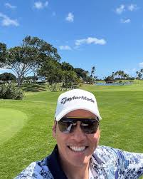 What a day! My drives were going straight, avoided the bunkers and water,  and the putts were rolling in, even chipped in from greenside rough. It  must be the Hawaii sun! 美好的一天。開球直直遠遠的，球沒進沙坑跟水，推桿又準，應該是夏威夷的天氣好，心情好！