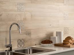 Revestimiento De Pared Suelo De Gres Porcelanico Imitacion Madera Larix By Ariana Ceramica Revestimiento Cocina Paredes De Cocina Porcelanico Imitacion Madera