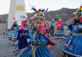 Es el momento en que el solsticio de invierno marca el comienzo de un nuevo ciclo de la naturaleza. Inti Raymi La Ceremonia Milenaria De Los Pueblos Indigenas Para Celebrar El Solsticio De Invierno Sociedad