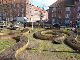 Tugelatuin Is A Community Garden Project In Amsterdam These Are Small Squares Of Raised Beds That Are Assigned T Community Gardening Garden Design Garden Beds