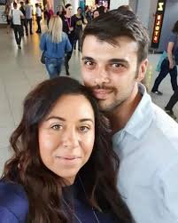 Vedeta a postat în mediul online o imagine cu ei, lângă un brad de crăciun. Cum A Ajuns SoÈ›ul Oanei Roman SÄƒ Ii Fure Afacerea Vedetei A Fost TrÄƒdatÄƒ Pe FaÈ›Äƒ De SoÈ› Star Matinal Antenastars Ro