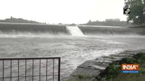 Légzuhataggal csapott le a vihar egy orosz városra. Vihar Lake Overflows Due To Incessant Rainfall In Mumbai Youtube