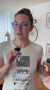 200 Meter Feed. Jeden. Tag.🥵, Und du hoffst, dass dein Post genau jetzt  auffällt?👀, Kann klappen. Können aber auch einfach nur weitere 15  Centimeter sein, die niemandem im Kopf bleiben., Weil:, ...