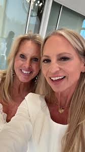 Amazing Event with @elinhilderbrand to celebrate @quincyma400 …. Over 500  fans of Elin came out tonight to meet her! SO MUCH FUN!! 🩷