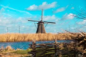 Eine verkürzte version des banknamens. Schone Landliche Landschaft Zaun Feld Windmuhle Hollandische Windmuhle Alte Windmuhle Steht Auf Den Banken Des Kanals Und Wasserpumpen Weisse Wolken Auf Einem Blauen Himmel Der Wind Brennt Durch Lizenzfreie Fotos Bilder Und