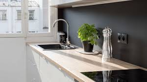 Une cuisine blanche qui cale son aménagement avec la déco du salon sur lequel elle est ouverte. Idees Deco Pour Cuisine Fonctionnelle Cote Maison