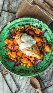 Wurziges Ofen Harissa Hahnchen Mit Susskartoffel Kichererbsen Gemuse Und Joghurt Rezept In 2020 Rezepte Harissa Wurzig