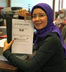 Drama terbitan js pictures sdn bhd ini mendapat sentuhan pengarah azman hj. Tonton Online Drama Dekatkan Jarak Kita Episod 6 Myzons