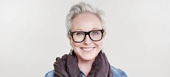 Pas question de laisser notre coupe de cheveux nous vieillir, même à 60 ans. Coupes De Cheveux Courtes Pour Femmes De 60 Ans Et Plus