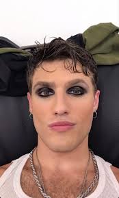Deseando que ciertos hombres se den cuenta del poder que tendrían con los  ojos pintados