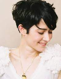 Généralement, les filles aux cheveux fins ont déjà les cheveux lisses et raides, alors inutiles d'accentuer la donne. Coupe De Cheveux Courts Pour Femme Printemps Ete 2015 Les Plus Belles Coupes Courtes A Adopter En 2021 Elle