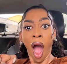 Cuando mi hermana me cuenta algo de su vid4 y tengo que hacerme la  sorprendida porque mi mamá ya me había contado ese ch!sme