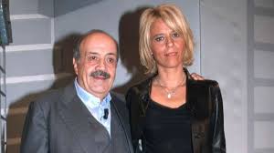 Le nozze sono celebrate dall'allora sindaco di roma, francesco rutelli, poi diventato amico della coppia. Maurizio Costanzo Sul Matrimonio Con Maria Il Rosicamento Esiste