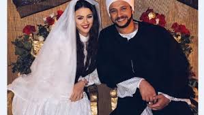 هنادي اختارت اليوم لنشر صور الطفولة بسبب موافقته عيد ميلاد والدتها بيتي، وأرفقت بالصورة معايدة قالت فيها: Ù‡Ù†Ø§Ø¯ÙŠ Ù…Ù‡Ù†Ø§ ØªØ¨ÙƒÙŠ Ù…Ø¹ ÙˆØ§Ù„Ø¯Ù‡Ø§ ÙÙŠ Ø­ÙÙ„ Ø¹Ù‚Ø¯ Ù‚Ø±Ø§Ù† Ù…Ø¹ Ø®Ø·ÙŠØ¨Ù‡Ø§ ØµØ§Ù„Ø­ Ø§Ø­Ù…Ø¯ Ø®Ø§Ù„Ø¯
