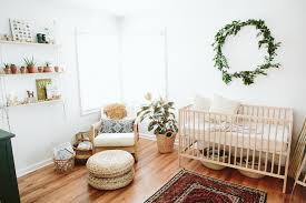Cette chambre bébé complète en blanc et bouleau présente des lignes contemporaines et de jolies nuances inspirées du design scandinave. Chambre De Bebe Unisexe Des Idees De Deco Parfaites Deconome