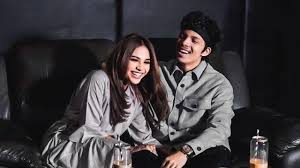 Berikut ini adalah lirik lagu 'aku ra mundur dek' dan terjemahan bahasa indonesianya milik syahiba saufa dan james ap. Populer Kamar Mewah Malam Pertama Atta Halilintar Aurel Bekas Raja Salman Harga Rp 150 Juta Tribunstyle Com