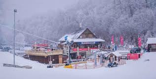 Eplény sípályái is elkezdtek visszafehéredni, de a sípálya március végén már bezárt, ezért síelni már nem lehet. Nepszeru Budapesti Ettermek Keszitenek Huttemenuket Az Eplenyi Sipalyan