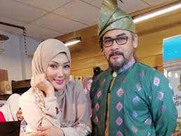 Awie dan erra kenang kembali kisah cinta 25 tahun awie & erra fazira berduet lagu dua insan. Awie Akui Pernah Lari Dari Erra Fazira Buletin Malaysia