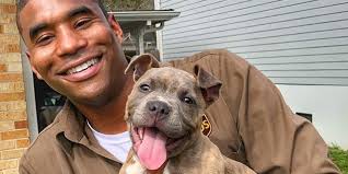 Louisiana UPS Driver Shares Pictures of Dogs He Sees Along His Route