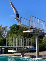 Anschwimmen im Erlbad – die 9a trotzt dem Wetter ...