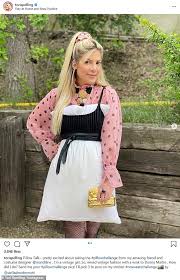 Click on show more main castvictoria justice as tori vegaleon thomas iii as andre harrismatt bennett as robbie shapiroelizabeth gill. Tori Spelling Nimmt Teil An Kissen Herausforderung In Gemischten Vintage Ensemble Mit Augenzwinkern Zu Donna Martin Aktuelle Boulevard Nachrichten Und Fotogalerien Zu Stars Sternchen