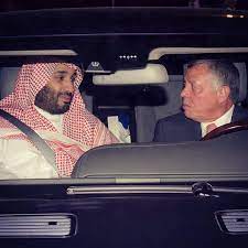 بالصورة ملك الأردن يقود سيارته وبجانبه الأمير محمد بن سلمان صحيفة الأخبار السعودية