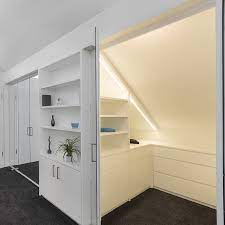 Envie d'aménager un dressing sous pente dans une pièce sous les combles ou pentue dans la maison mais l'espace disponible vous pose problème ? Rangements Sous Pente De L Espace A Ne Pas Negliger Blog But