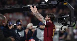 De rossi è controllato da correa, kolarov da marusic, e le distanze tra i giocatori giallorossi sono siderali. Uwnews De Rossi Disguises To Watch Roma Lazio Derby Daniele De Rossi Uefa Champions League Roma