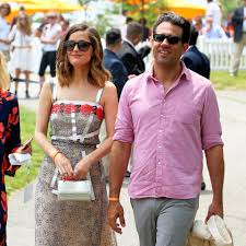 (supplied) in the series, cannavale is cast as tony, a former pro athlete dealing with chronic pain, who checks into a luxurious wellness retreat in the californian wilderness run by a mysterious russian woman named masha, played by nicole kidman. Bobby Cannavale Starportrat News Bilder Gala De