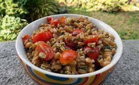 Noi vi proponiamo le lumachine di farro con zucchine: Insalata Di Farro Pesto E Pomodorini Ricetta Primo Piatto Vegetariano Alice Nella Cucina Delle Meraviglie