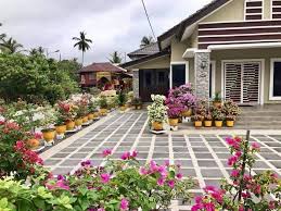 Dekorasi taman minimalis cocok sekali anda terapkan bila anda punya halaman rumah yang sempit. Rumah Cantik Dipagari Bunga Hingga 17k Share Netizen Beri Pujian Kerajinan Tuan Rumah Keluarga