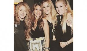 El escotazo más bestia de antonella roccuzzo da la vuelta al mundo Shakira Y Antonella Roccuzzo Juntas En La Celebracion Del Barcelona La Fm